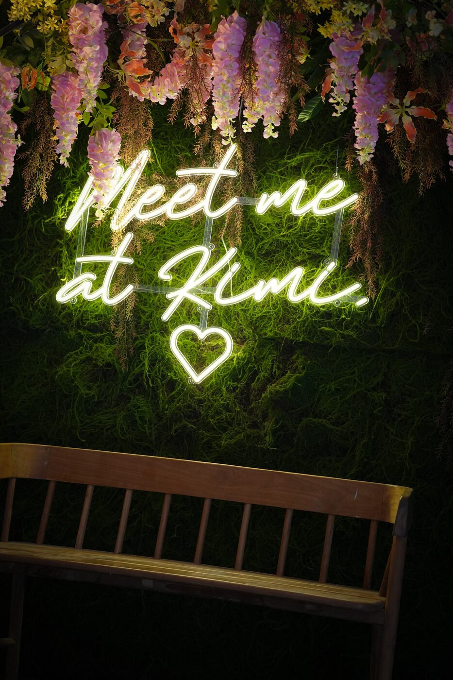 Meet me at Kimi lichtreclame op de openingsavond