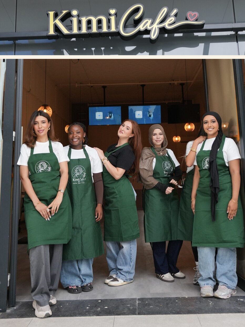 Het team van Kimi Café bij de ingang aan de Hanzestraat